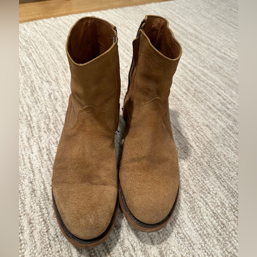 Men’s suede Frye boots. Size 13D. Side zip.